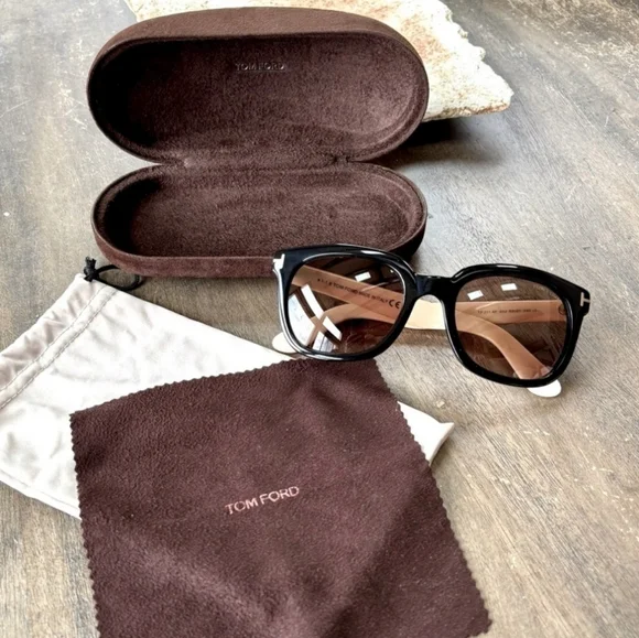 Tom Ford Sunglasses Black With Ivory Colored Arms, Gold Accents, Made In Italy - Picture 3 of 11